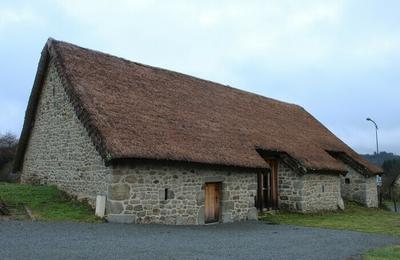 Visite libre de la grange  crucks de Saint-Frjoux