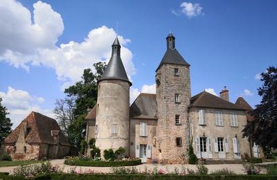 Visite libre des extrieurs du chteau de Clusors.  Saint Menoux