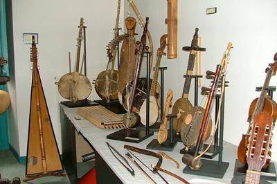 A la dcouverte de 2500 instruments de musique du Monde dans le chteau du Pin  Angers