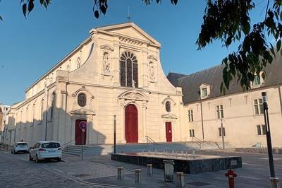 A la découverte de la grande cloche de l'église à Reims