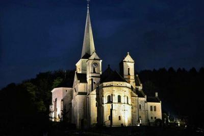 Spectacle dans une glise  l'architecture  la fois romane et gothique  Mont Devant Sassey