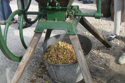 Atelier fabrication traditionnelle de jus de pomme  Bouray sur Juine