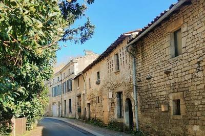 Aumnerie Saint-Jacques-de-La-Villedieu du Pont de Vau XVe sicle  La Creche