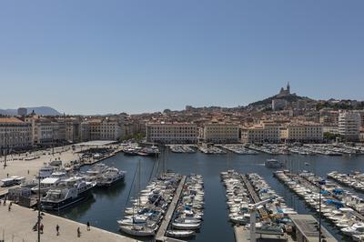 Autour Du Vieux-port : D'une Rive  L'autre  Marseille