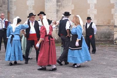 Balade au coeur du bourg ancien avec le groupe folklorique les Sans-Soucis  Meilhan sur Garonne