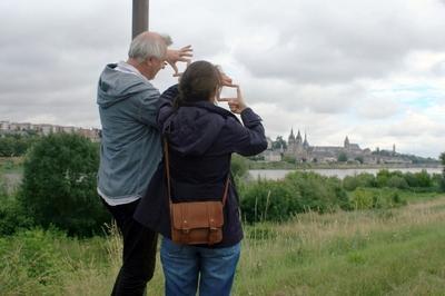 Balade et observation sur les quais de la Loire dans le quartier de Vienne  Blois