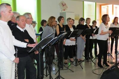 Concert d'une chorale dans une glise  Ville sur Illon