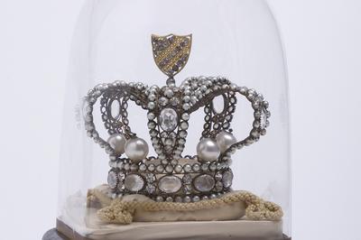 Connaissez vous la reine de la bonneterie couronne en 1909   Troyes