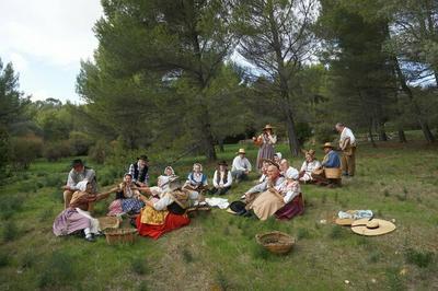 Danse et musique folklorique en costumes paysans  Le Beausset