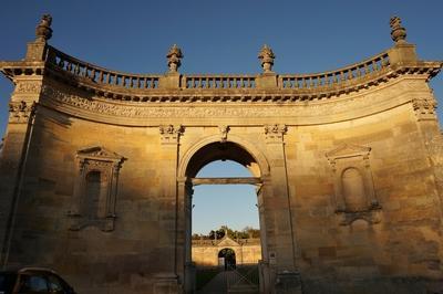 visite libre entre les vestiges d'une ancienne abbaye cistercienne  Trois Fontaines l'Abbaye