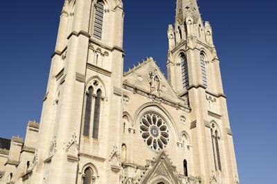 Dcouverte De Cette glise : Un Voyage Au Coeur De L'art Gothique Et De Son Hritage Romantique  Nimes
