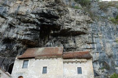 Eglise, trésor roman sous les falaises du Causse de Martel