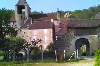 Dcouvrez le bourg d'Auriac-du-Prigord et son glise  Auriac du Perigord