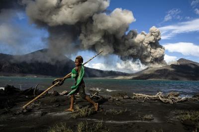 En Nouvelle-Bretagne, les Peuples des Volcans, une Culture en Pril  Paris 15me