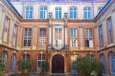 Entre Cours Et Jardins, Regards Sur Les Htels Particuliers  Toulouse