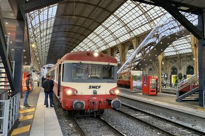 Exposition De Trains Anciens En Gare De Nice