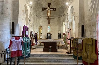 Expositions d'anciens chasubles de prtres dans l'glise Saint-Cyr  Saint Ciers d'Abzac