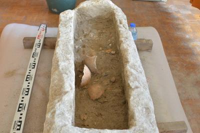 Fouille d'un sarcophage  Saint Paul Trois Chateaux