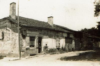 Guinguette d'autrefois sur une place d'un village aubois  Fuligny