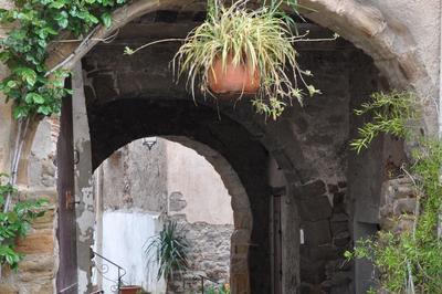 Jeu de piste  travers les ruelles de l'ancienne ville fortifie  Roquebrune sur Argens