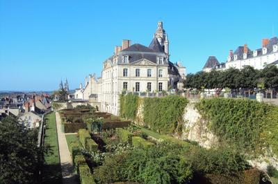 L'ancien évêché, aujourd'hui l'hôtel de ville et ses jardins. à Blois