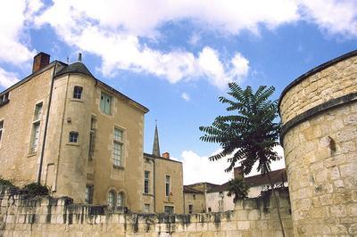 L'htel Gobin et la fontaine des 4 Tias  Fontenay le Comte