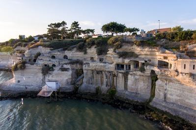 La Vie Dans Des Falaises De Calcaire : Découverte De L'habitat Troglodytique à Meschers sur Gironde