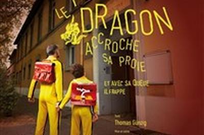 Le petit dragon accroche sa proie et avec sa queue il frappe  Avignon