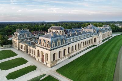 Les toits des Grandes curies.  Chantilly