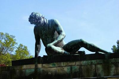 Modelages d'aprs le bronze, le gladiateur mourant oule gaulois mourant  Nimes