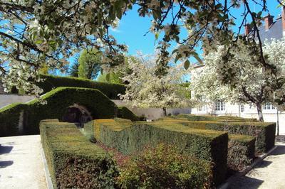 Nouveauté : l'histoire de blois À travers ses jardins. à Blois