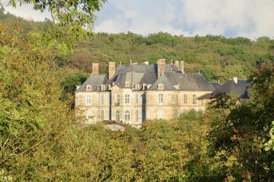 Parcours guid  travers les parcs et jardins d'un chteau juch sur un peron rocheux  Donjeux