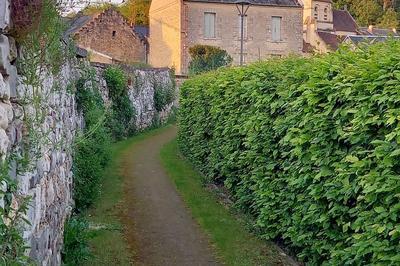 Pommiers, la traverse des sentes du village en images