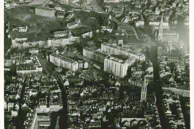 Projection : survol arien de Caen de 1944  1965