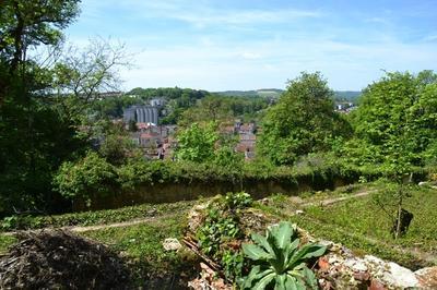 Promenez-vous parmi les richesses florales d'un jardin en terrasse  Saint Mihiel