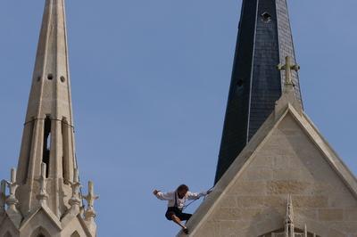 Quasimodo-Esmeralda chorgraphie de faade par la Compagnie des Lzards bleus  Neuville Sous Montreuil