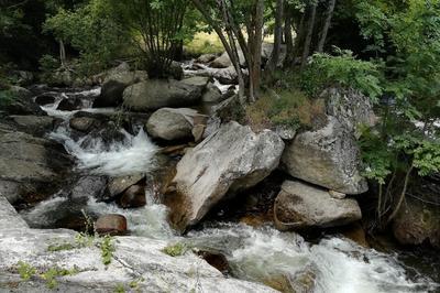 Les eaux de la Dure et du Linon  travers le chaos granitique de Brousses   Brousses et Villaret