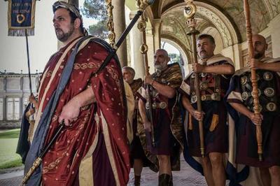 Reconstitution Historique : L'empereur Hadrien Et Sa Cour Arrivent À Cemenelum à Nice