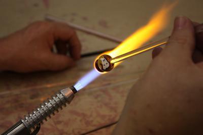 Rencontrez deux artistes verriers travaillant le verre  la flamme du chalumeau  Vannes le Chatel