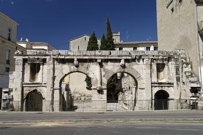 Si La Porte D'auguste Pouvait Parler ...  Nimes
