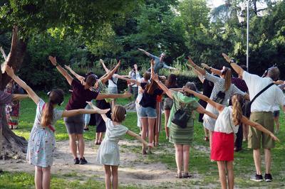 Spectacle Happy Manif les pieds parallles  Gif sur Yvette