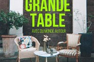 Une grande table avec du monde autour  Lyon