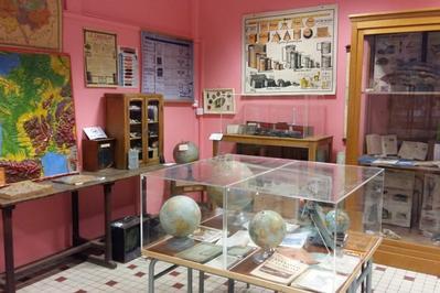Visite au musée de l'education de nevers avec pierre larousse, instituteur. à Nevers