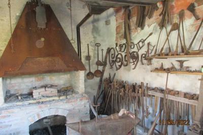 Visite commente d'un muse d'outils anciens  Saint Pierre le Moutier
