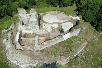 Visite commente des vestiges du chteau et de son village mdival  Izaut de l'Hotel