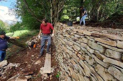 Visite d'un chantier-cole de restauration de murs de pierre sche  Laval le Prieure