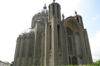 Visite d'une basilique no-byzantine, sa crypte et ses 403 reliquaires  Reims