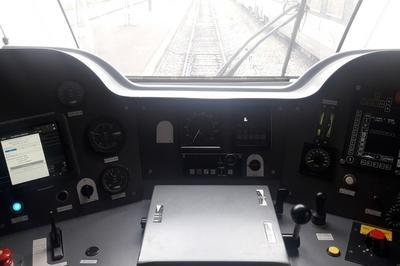 Visite d'une cabine de conduite avec un conducteur de train en gare de Bourges