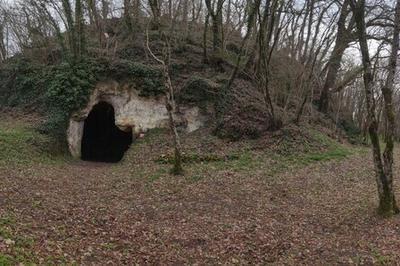 Visite d'une motte fodale et son souterrain refuge accompagne d'un guide  La Clotte