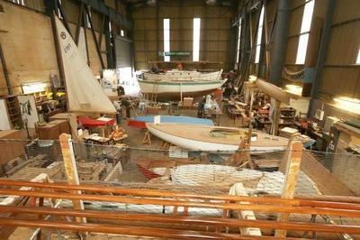 Visite de l'atelier de la cale 2 l'ile: atelier de restauration de
bateaux du patrimoine et de la construction du saint michel ii  Nantes